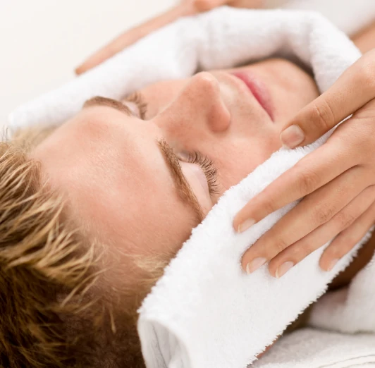 Férfi tisztító arckezelés