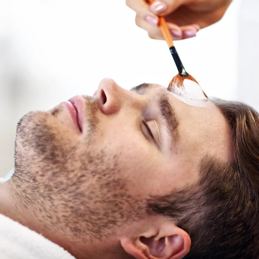 Nyugtató férfi arckezelés